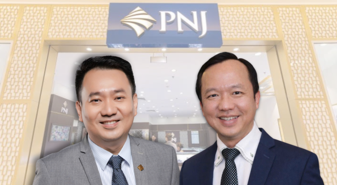 Ông Lê Trí Thông (vest xám) từ nhiệm Tổng giám đốc PNJ và ông Phan Quốc Công (vest navy) là người kế nhiệm từ ngày 3/4. Ảnh: Phương Đông