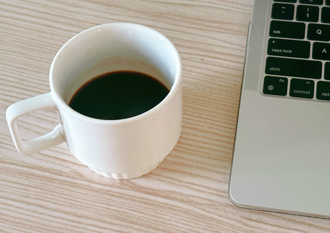 Các loại đồ uống chứa caffeine hoặc đường không thể thay thế hoàn toàn nước lọc vì chúng có tác dụng lợi tiểu, gây mất nước. Ảnh: Bảo Bảo