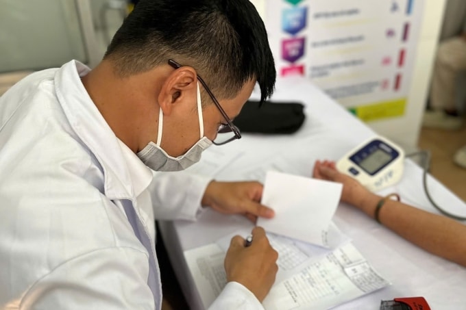 Bác sĩ Trạm Y tế phường Xuân Hòa khám sức khỏe người cao tuổi. Ảnh: Trạm Y tế phường Xuân Hòa