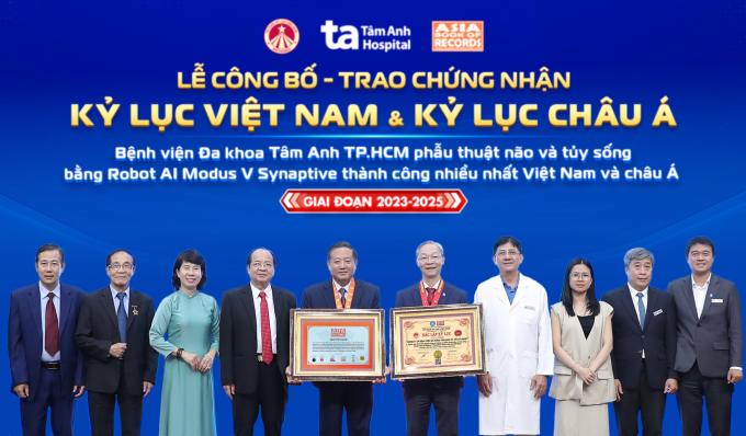 Đại diện Bệnh viện Tâm Anh nhận kỷ lục Việt Nam và kỷ lục châu Á về phẫu thuật não, cột sống, tủy sống bằng robot AI. Ảnh: Bệnh viện Tâm Anh