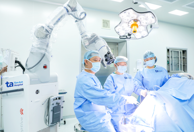 Êkip bác sĩ Bệnh viện Tâm Anh đang phẫu thuật cấp cứu đột quỵ xuất huyết não bằng robot AI. Ảnh: Bệnh viện Tâm Anh
