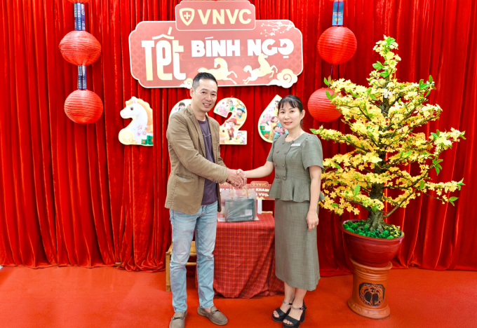 Anh Phương quay lại VNVC Liên Chiểu để cảm ơn đội ngũ nhân viên y tế cận Tết Nguyên đán 2026. Ảnh: VNVC
