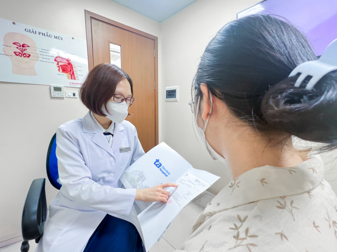 Bác sĩ Tú đang tư vấn cho một người bệnh. Ảnh: Bệnh viện Đa khoa Tâm Anh