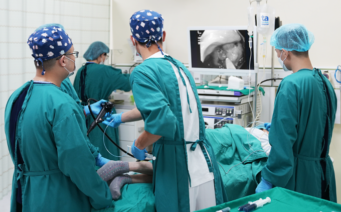 Êkíp thực hiện nội soi đại tràng cho người bệnh. Ảnh: Bệnh viện Đa khoa Tâm Anh