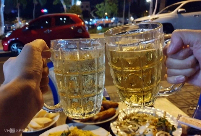 Uống bia 0 độ vẫn có thể có nồng độ cồn. Ảnh: Thư Anh