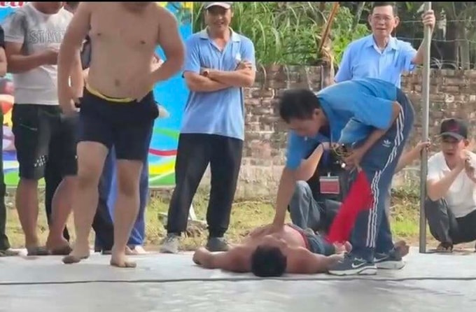 Người đàn ông bất tỉnh khi thi đấu vật tại hội làng Thái Lai ở xã Kim Anh, Hà Nội ngày 26/2/2026. Ảnh: Chụp màn hình