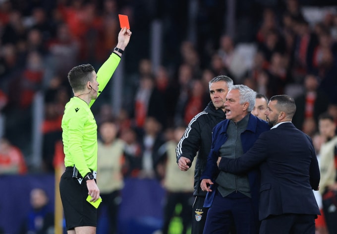 HLV Jose Mourinho lĩnh thẻ đỏ trong trận Benfica thua Real Madrid 0-1 ở lượt đi play-off Champions League trên sân Da Luz, Lisbon, Bồ Đào Nha ngày 17/2/2026. Ảnh: AFP