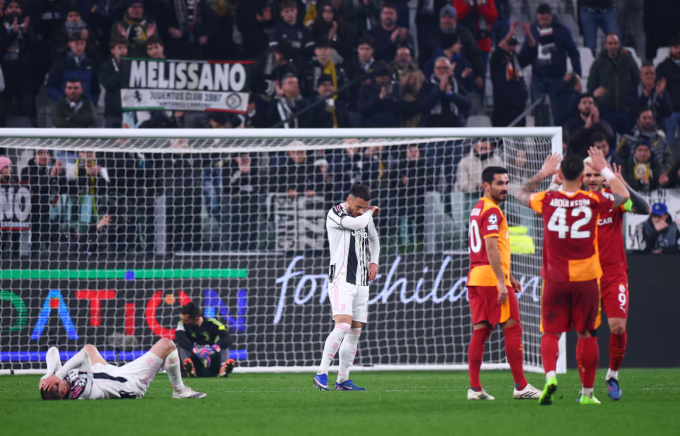 Edon Zhegrova và Filip Kostic thất vọng, còn Abdulkerim Bardakci và Mauro Icardi của Galatasaray ăn mừng, sau khi Juventus thua Galatasaray ở lượt về vòng play-off Champions League trên sân Allianz, Turin, Italy ngày 25/2/2026. Ảnh: Reuters
