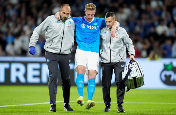 Kevin de Bruyne (giữa) chấn thương sau khi ghi bàn phạt đền trận Napoli gặp Inter Milan trên sân Diego Armando Maradona, Naples, Italy ngày 25/10/2025. Ảnh: Reuters