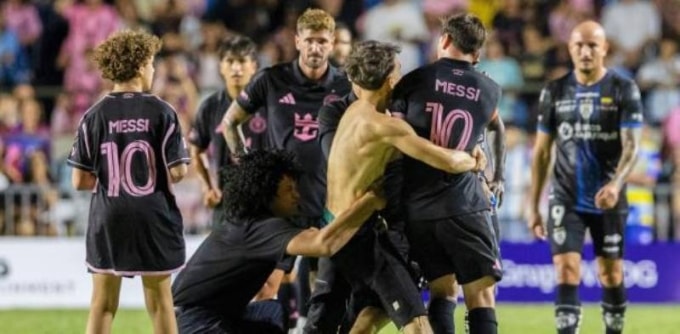 Messi (số 10) bị khán giả quá khích ôm và kéo ngã trong trận giao hữu Independiente del Valle - Inter Miami tối 26/2. Ảnh: MD