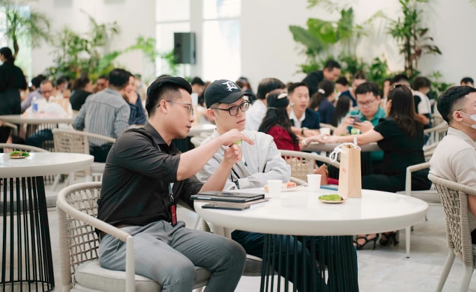 Khách hàng tìm hiểu một dự án tại TP HCM. Ảnh:AG Group