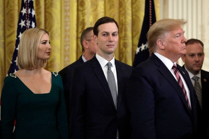 Ivanka Trump (trái) cùng chồng Jared Kushner đứng sau ông Trump tại một sự kiện ở Nhà Trắng hồi năm 2019. Ảnh: AP