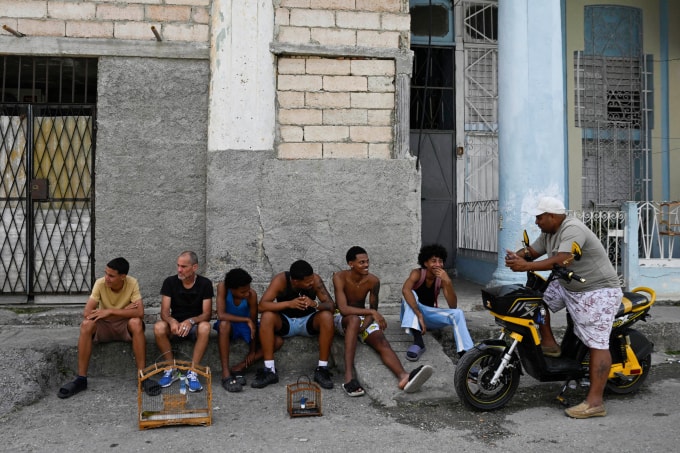 Người dân trên đường phố Havana, Cuba, ngày 20/2. Ảnh: Reuters
