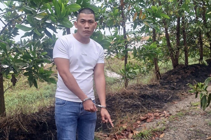 Nguyễn Công Toàn tại khu vực phi tang túi xách của nạn nhân. Ảnh: Thành Huynh