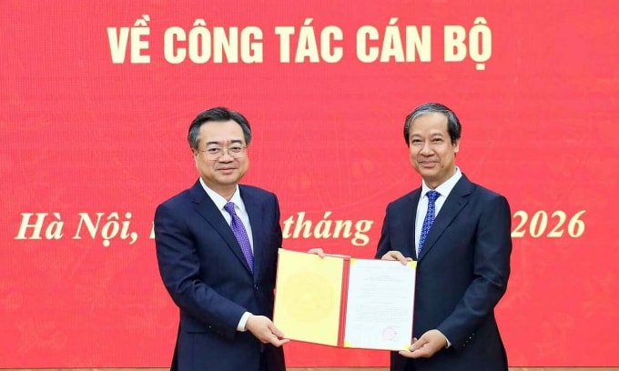 Trưởng ban Chính sách, chiến lược Trung ương Nguyễn Thanh Nghị trao quyết định của Bộ Chính trị cho ông Nguyễn Kim Sơn. Ảnh: Đinh Trung