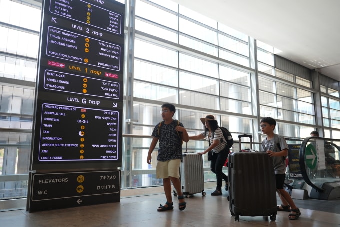 Hành khách tại sân bay quốc tế Ben Gurion ở Tel Aviv, Israel tháng 9/2024. Ảnh: AFP