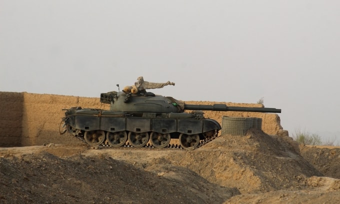 Một xe tăng quân đội Pakistan túc trực tại khu vực biên giới với Afghanistan ở thành phố Chaman hôm 27/2, sau cuộc giao tranh xuyên biên giới diễn ra trong đêm giữa hai nước. Ảnh: AFP