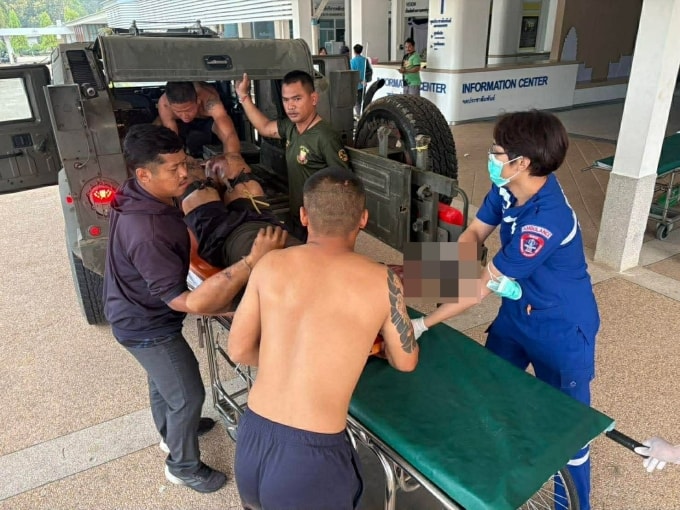 Binh sĩ Thái Lan được đưa tới bệnh viện sau khi giẫm phải mìn ở tỉnh Surin, giáp biên giới với Campuchia ngày 27/2. Ảnh: Quân đội Thái Lan