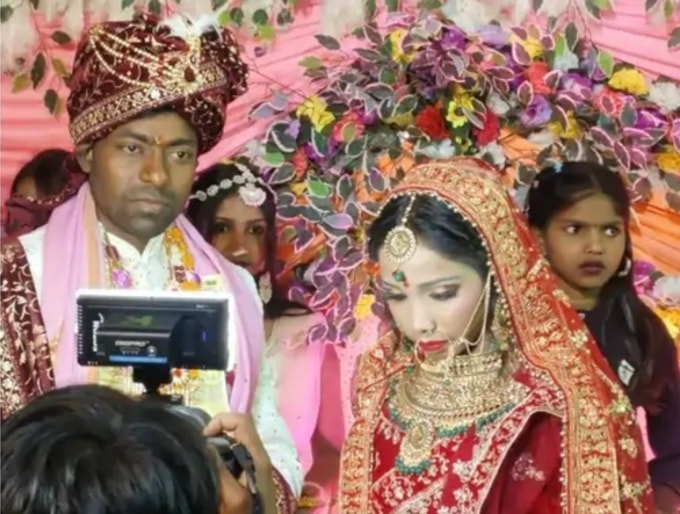 Cô dâu Aarti Kumari đứng bên chú rể trước khi bi kịch xảy ra. Ảnh: Patna Press