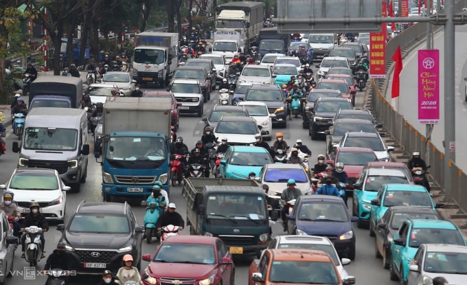 Một số xe taxi điện mang màu xanh đặc trưng lưu thông trên đường Giải Phóng hồi tháng 1/2026. Ảnh: Phạm Chiểu