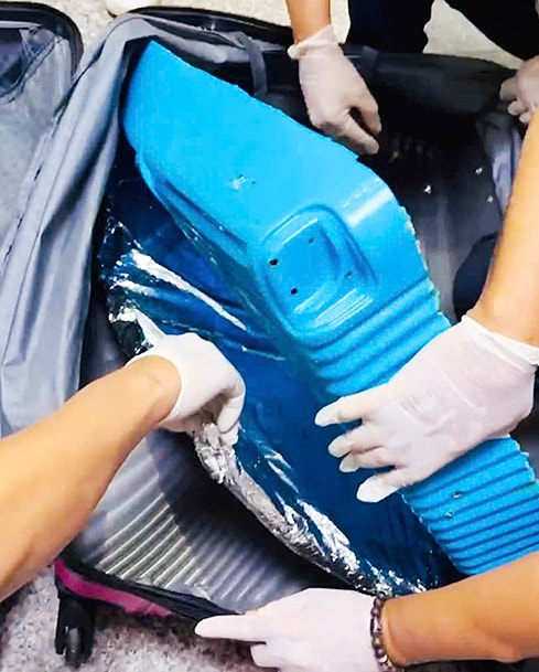 Số ma túy được giấu trong lớp bí mật của vali. Ảnh: Cục Hải quan