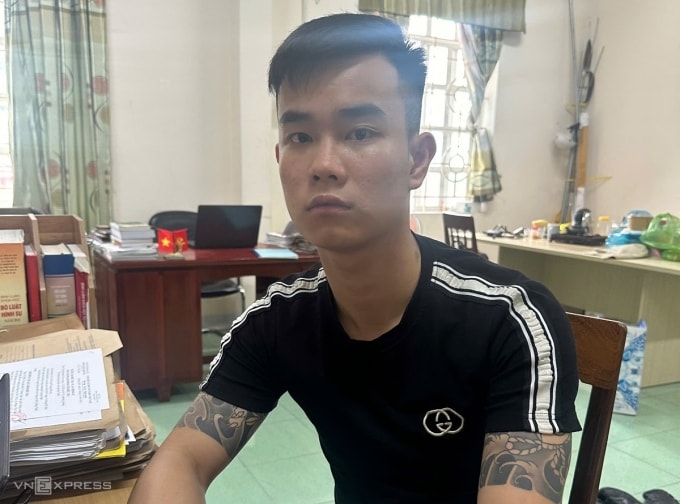 Bảo lấy lời khai tại cơ quan công an sau khi đầu thú, ngày 27/2. Ảnh: Châu Minh