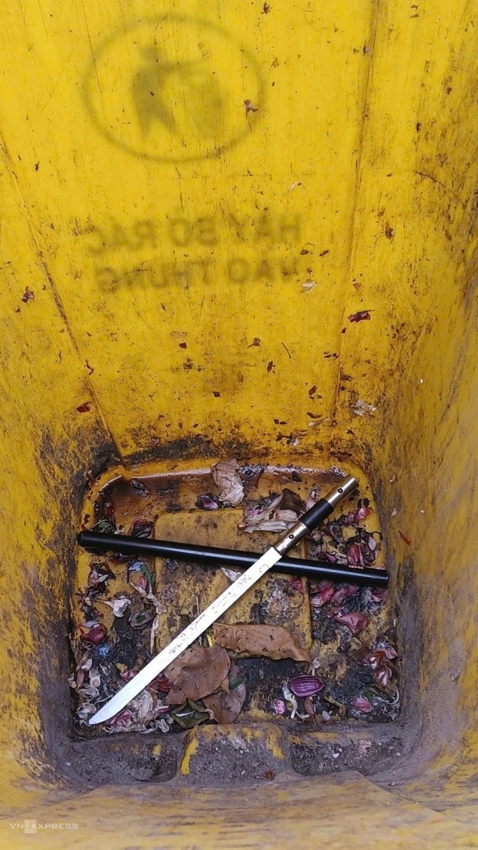 Con dao chém người bị Bảo vứt trong thùng rác. Ảnh: Châu Minh