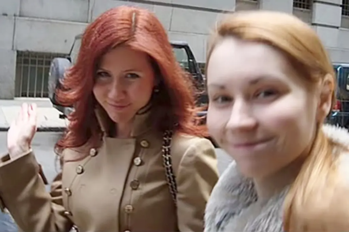 Antonova (bên phải) chụp ảnh cùng Anna Chapman gần Phố Wall. Ảnh: NYPost