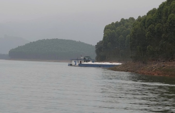 Tàu chở đá gây tai nạn. Ảnh: Công an cung cấp