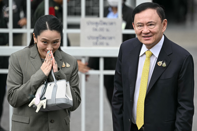Cựu thủ tướng Thái Lan Paetongtarn Shinawatra (trái) và bố là ông Thaksin tại Tòa án Tối cao ở Bangkok, ngày 9/9/2025. Ảnh: AFP