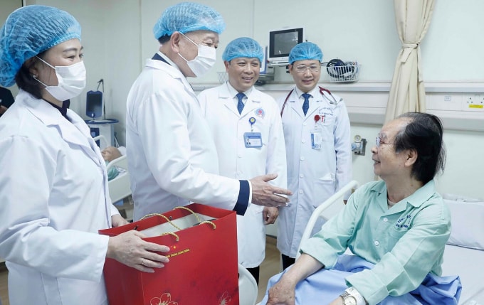 Tổng Bí thư Tô Lâm thăm hỏi bệnh nhân đang điều trị tại Bệnh viện Hữu Nghị. Ảnh: TTXVN