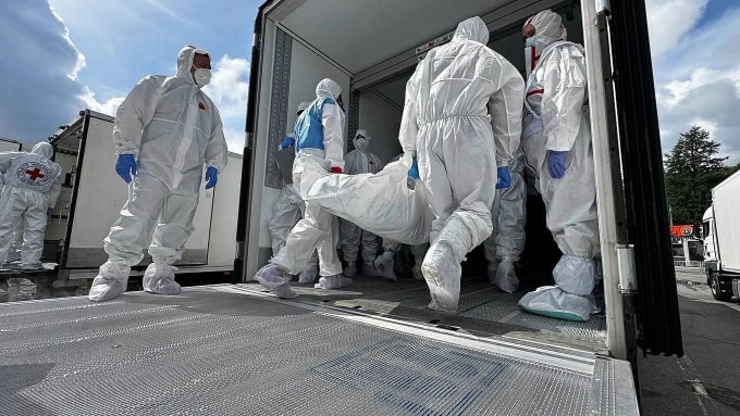 Các chuyên viên tham gia buổi trao trả thi thể quân nhân giữa Nga và Ukraine vào tháng 7/2025, tại biên giới Ukraine - Belarus. Ảnh: AFP