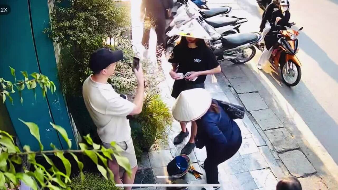 Khách Tây suýt bị chặt chém 850.000 đồng cho hai chiếc nón ở Hà Nội