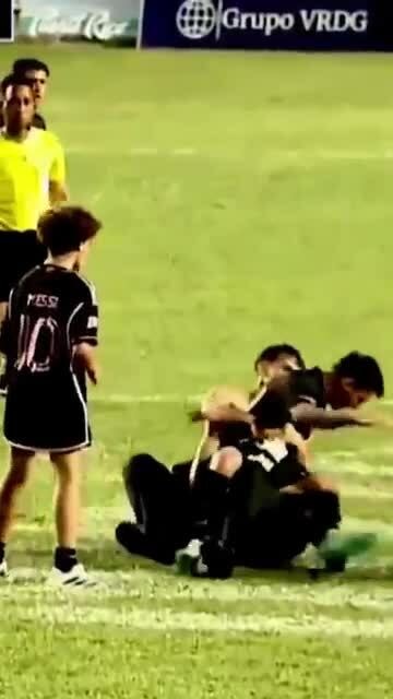 Khán giả kéo ngã Messi