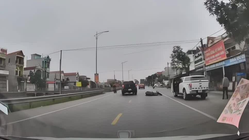 Lái xe mở cửa hất văng người đi xe máy