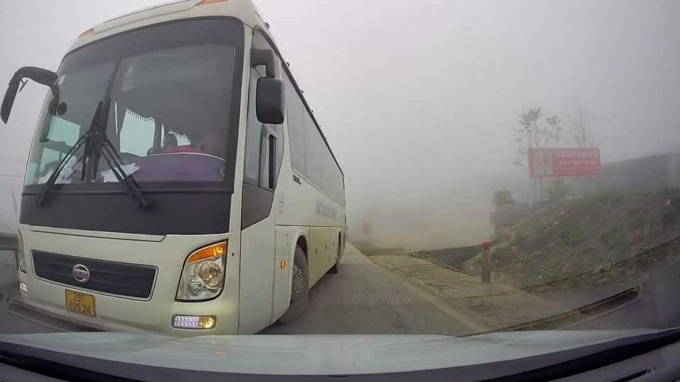 Đường mù sương, xe khách lấn làn vượt ẩu