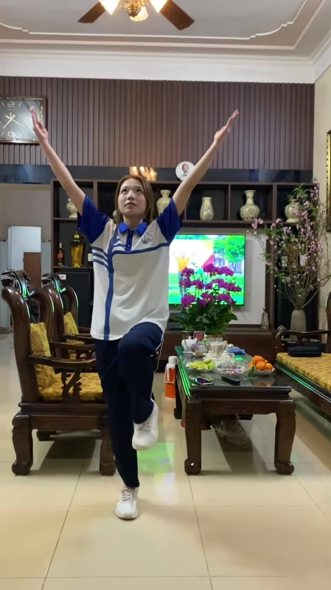 Thầy giáo 'gây bão' mạng khi giao bài tập thể dục về nhà dịp Tết