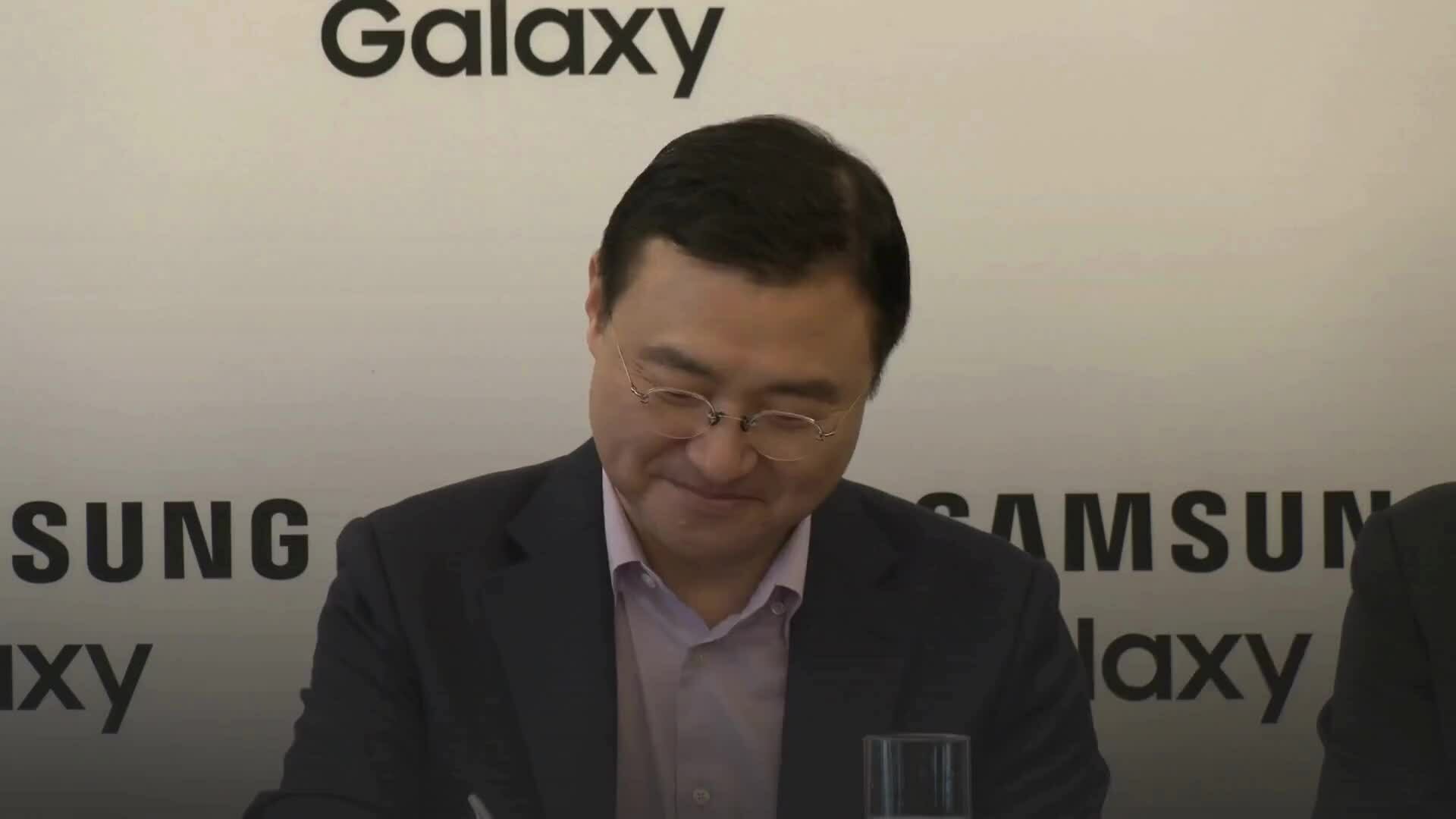 Giám đốc Samsung: 'Tác nhân AI đang gần gũi hơn nhờ smartphone'
