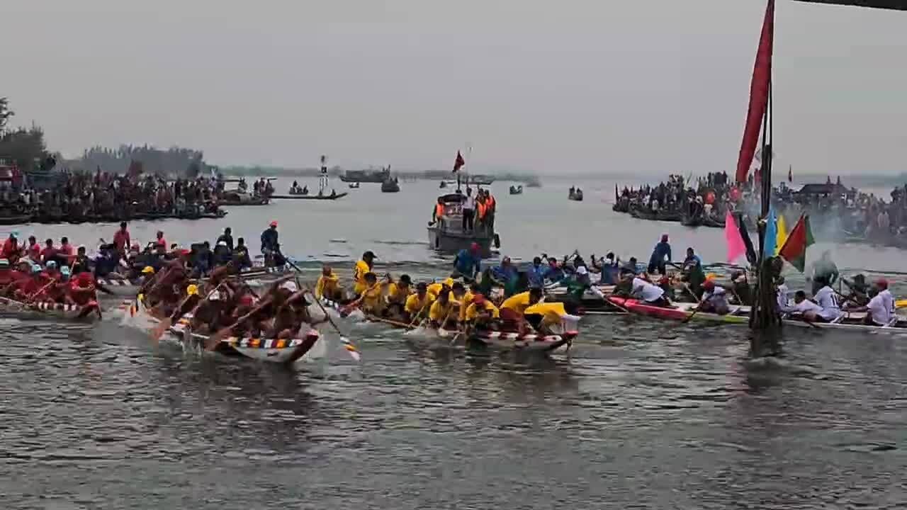 Kịch tính đua thuyền trong Lễ cầu ngư cửa biển Thuận An