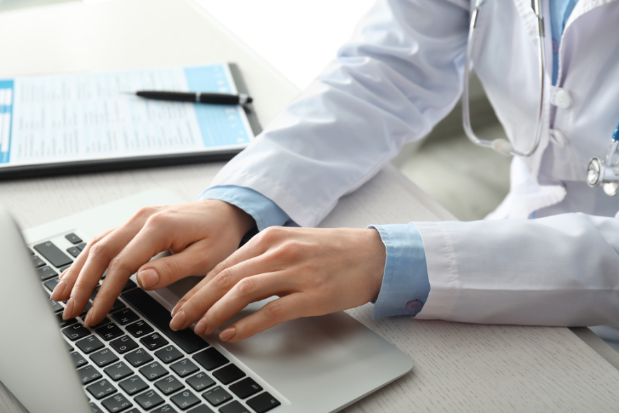 người thầy thuốc hôm nay không chỉ điều trị, mà còn góp phần định hình chuẩn mực thông tin trên nền tảng số