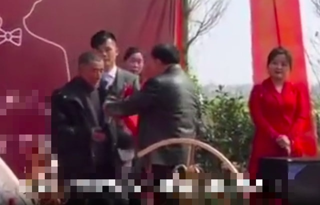 Bất ngờ bị trả lại hơn 700 triệu đồng tiền thách cưới, chú rể ôm mặt bật khóc trước câu nói của bố vợ - Ảnh 1.