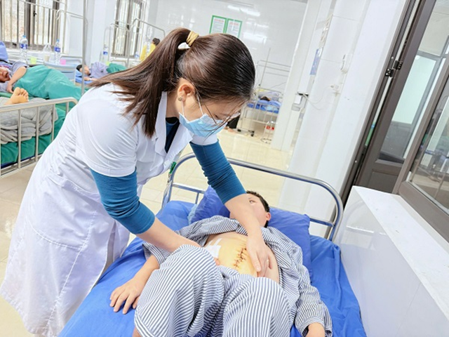 Cô gái 26 tuổi đau bụng dữ dội, bác sĩ sốc gắp ra thứ "đáng sợ" bên trong - Ảnh 1.