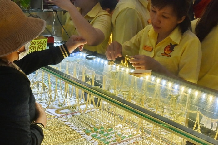 Giá vàng hôm nay 27-2: Tiếp tục sụt giảm - Ảnh 1.