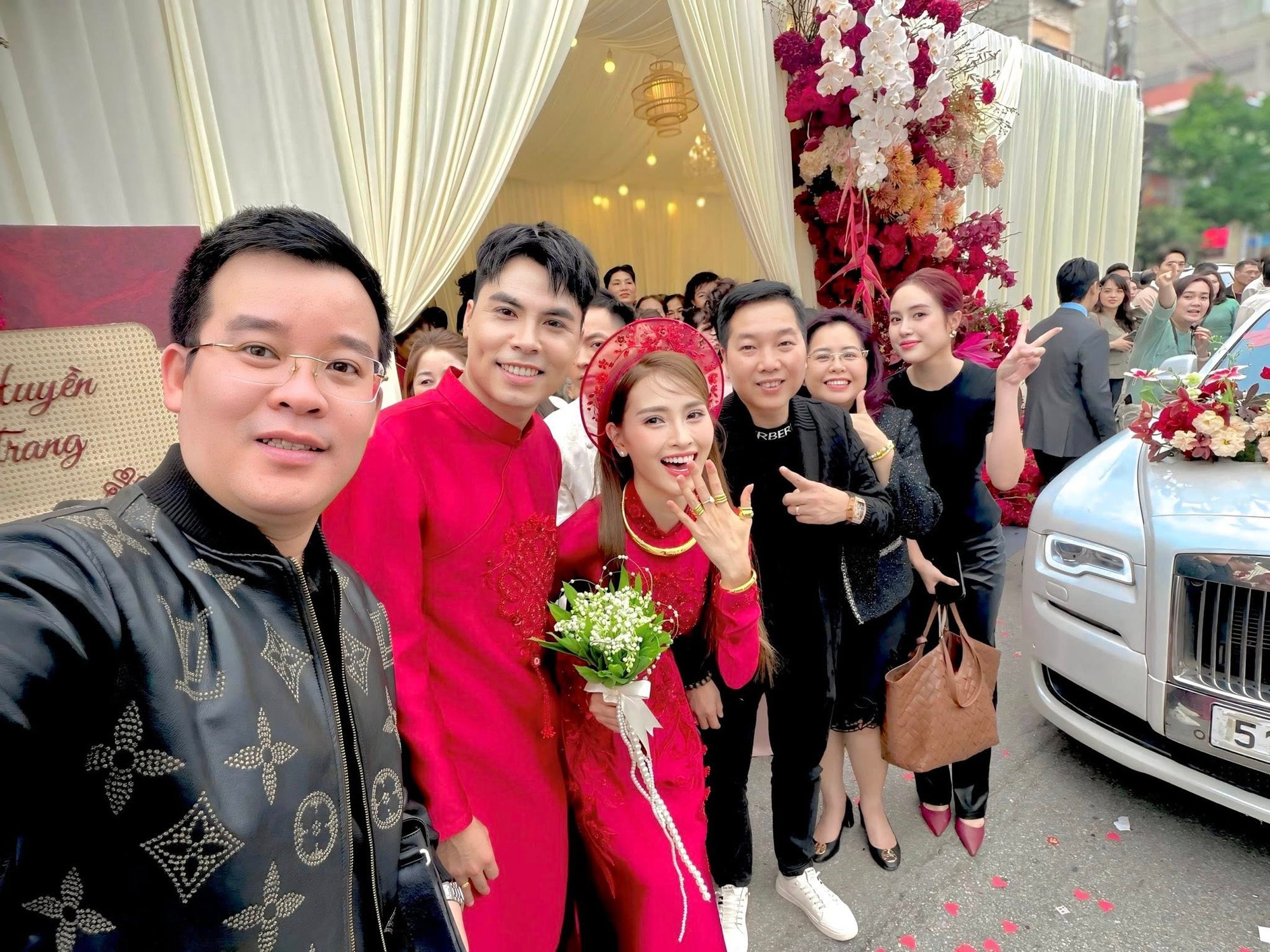 Đám hỏi ở quê nhà của Huyền Trang Mù Tạt và cầu thủ Đức Huy- Ảnh 1.