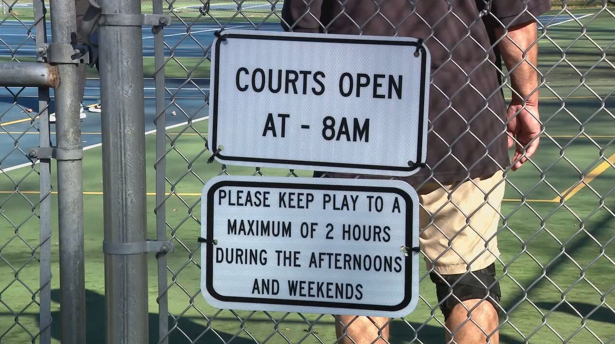 Sân pickleball ở Virginia treo biển giới hạn khung giờ chơi. (Nguồn: ABC News)