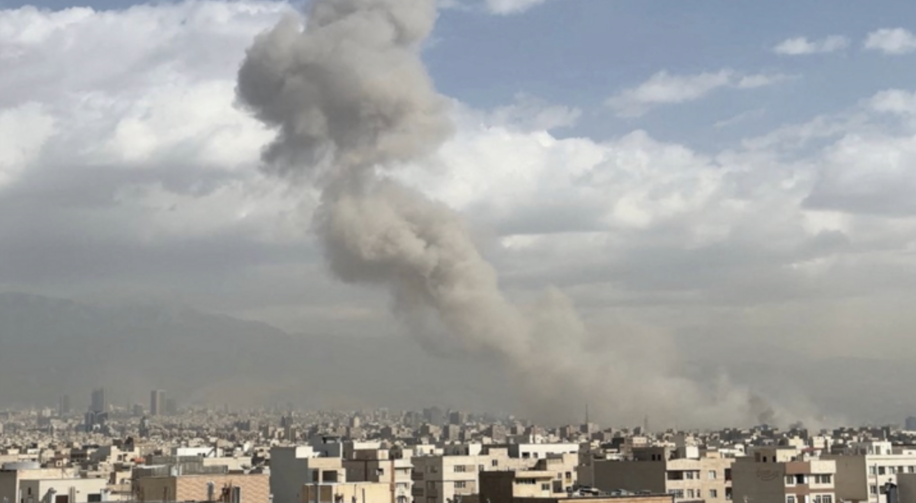 Khói bốc lên ở Tehran ngày 28/2. (Ảnh: AP)