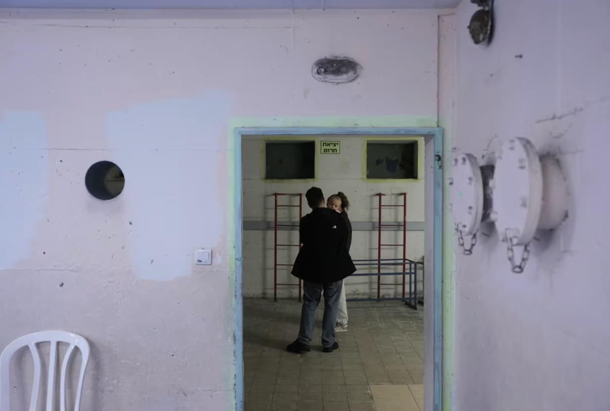 Bộ Chỉ huy Hậu phương Israel ra lệnh cho người dân chỉ thực hiện những hoạt động thiết yếu sau cuộc tấn công vào Iran. Người dân cũng di chuyển đến các hầm trú ẩn sau khi chuông báo động vang lên. (Ảnh: AP)