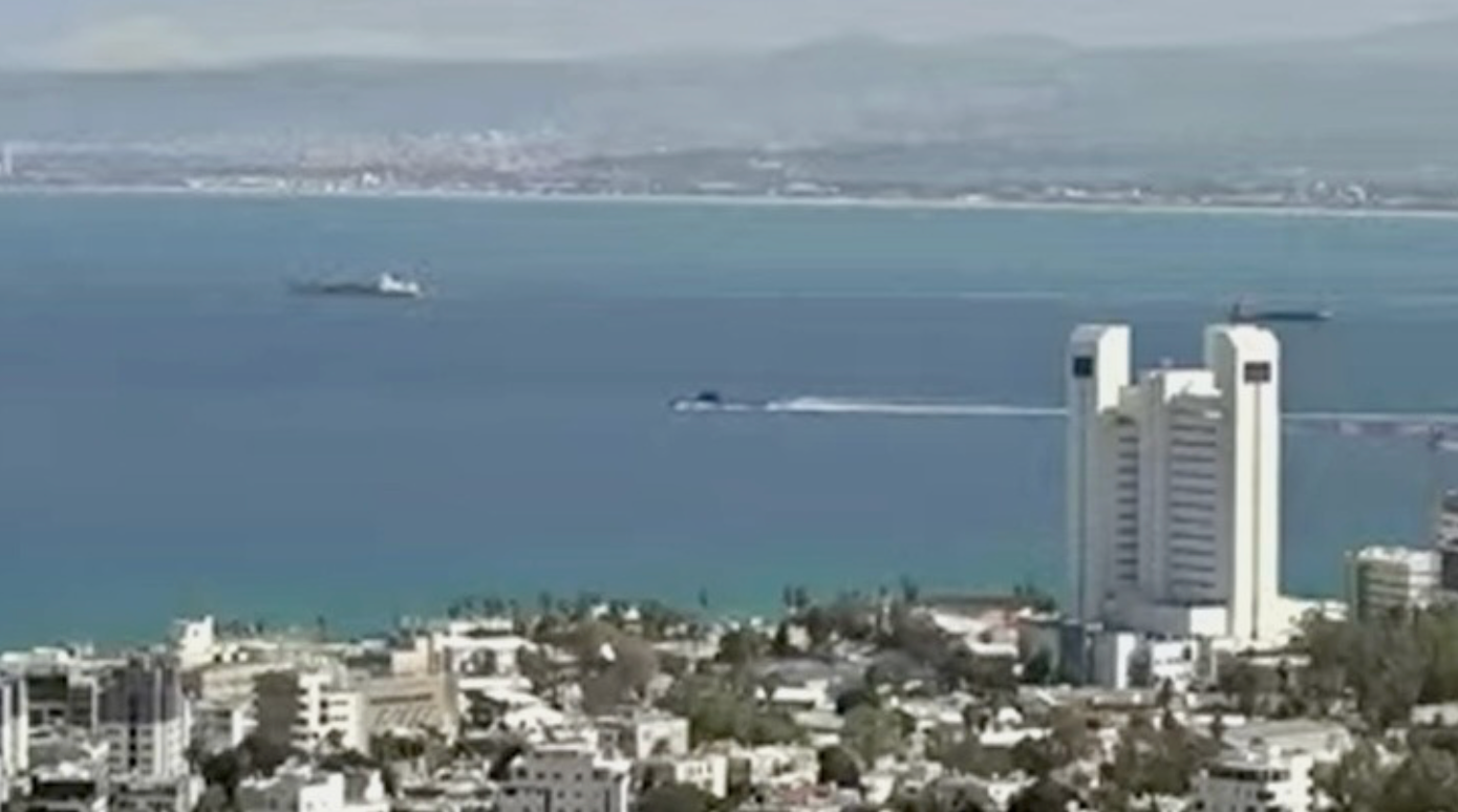Tàu ngầm Israel rời cảng Haifa. (Ảnh: Global Defense Insight)