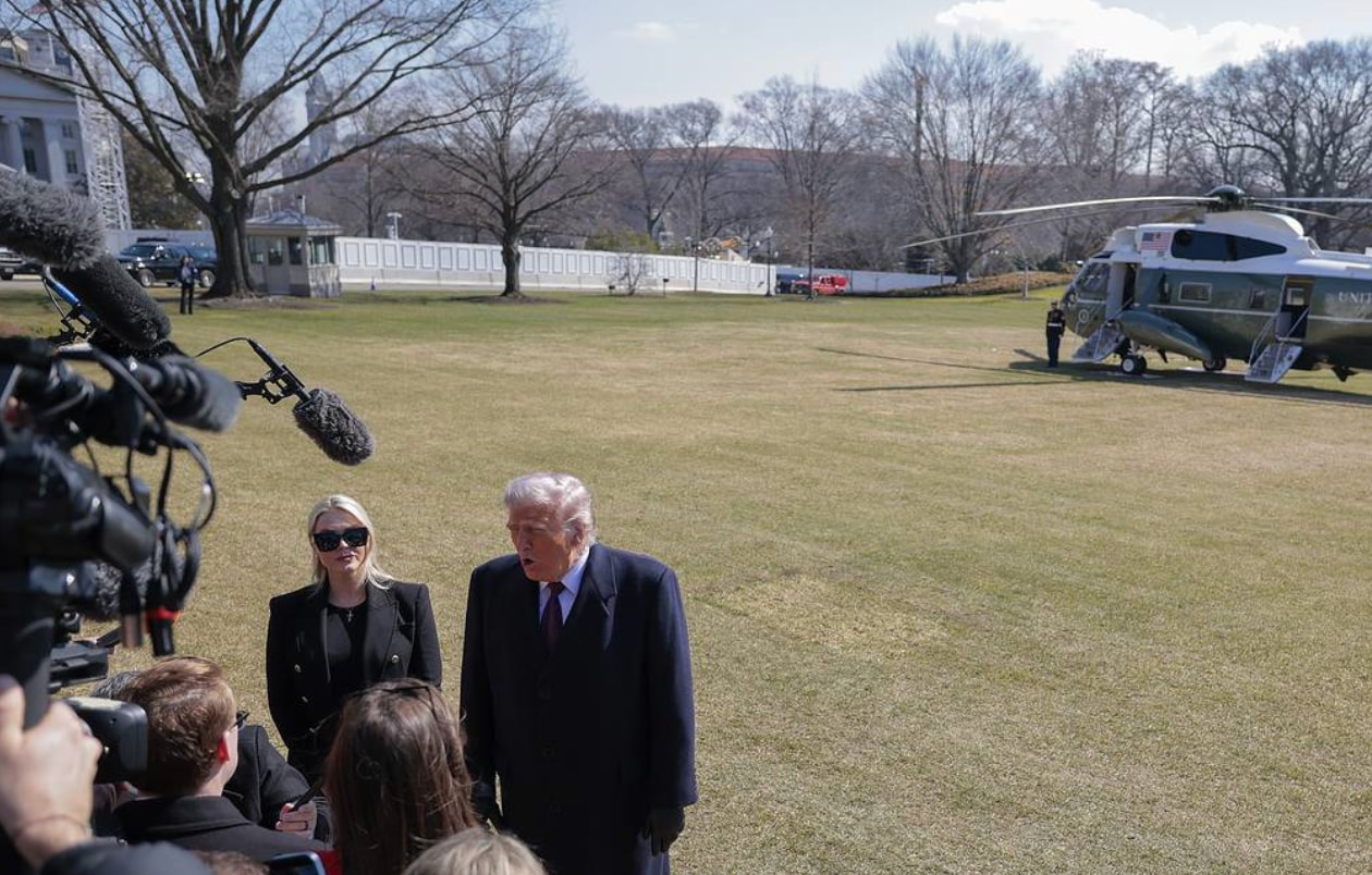 Tổng thống Mỹ Donald Trump trả lời câu hỏi của các phóng viên. (Nguồn: TASS)