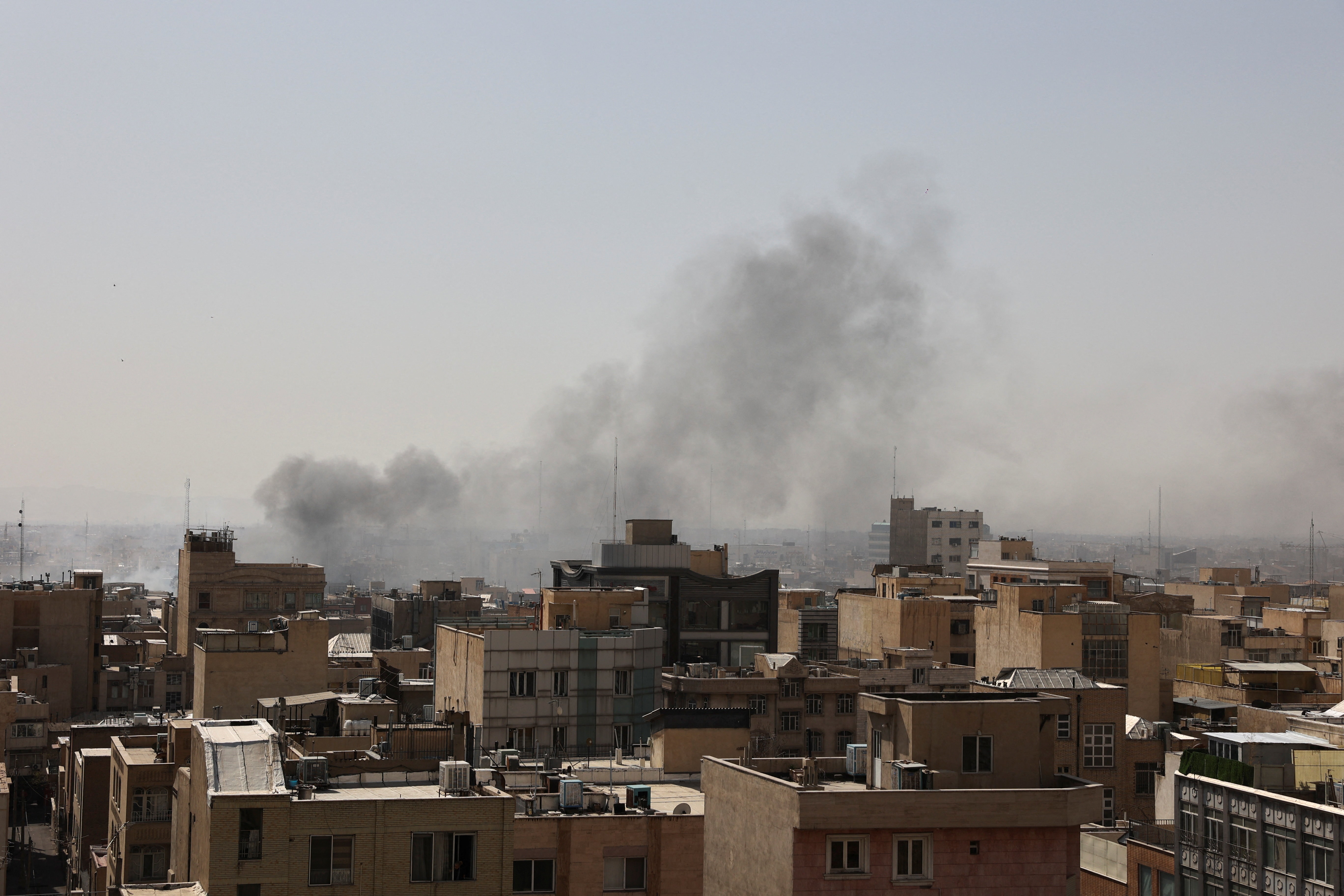 Khói bốc lên sau một vụ nổ, sau khi Israel và Mỹ tiến hành các cuộc không kích nhằm vào Iran, tại Tehran, Iran, ngày 28/2/2026. (Ảnh: Majid Asgaripour/WANA (Hãng tin Tây Á) cung cấp qua REUTERS)